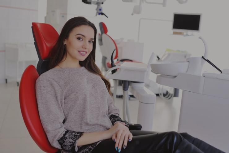 Kobieta na fotelu dentystycznym
